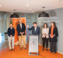 Presidente de BancoEstado hablando junto a 4 personas