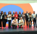grupo de personas posando para fotografia