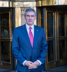 Mario Farren, presidente de BancoEstado, frente a puertas giratorias doradas